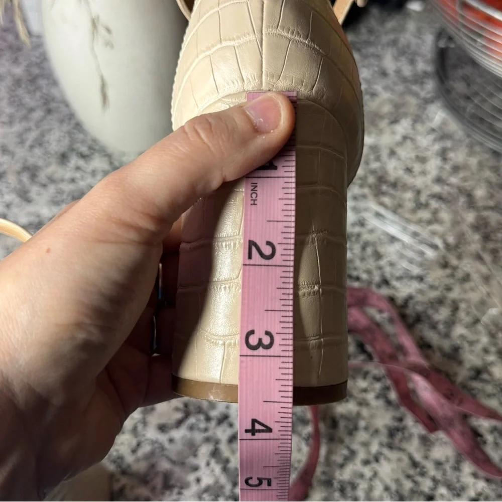 Marc Fisher EUC Gilson Faux Croc Leather Elegant Cream Block Heel Pumps Size 9 - Picture 10 of 10